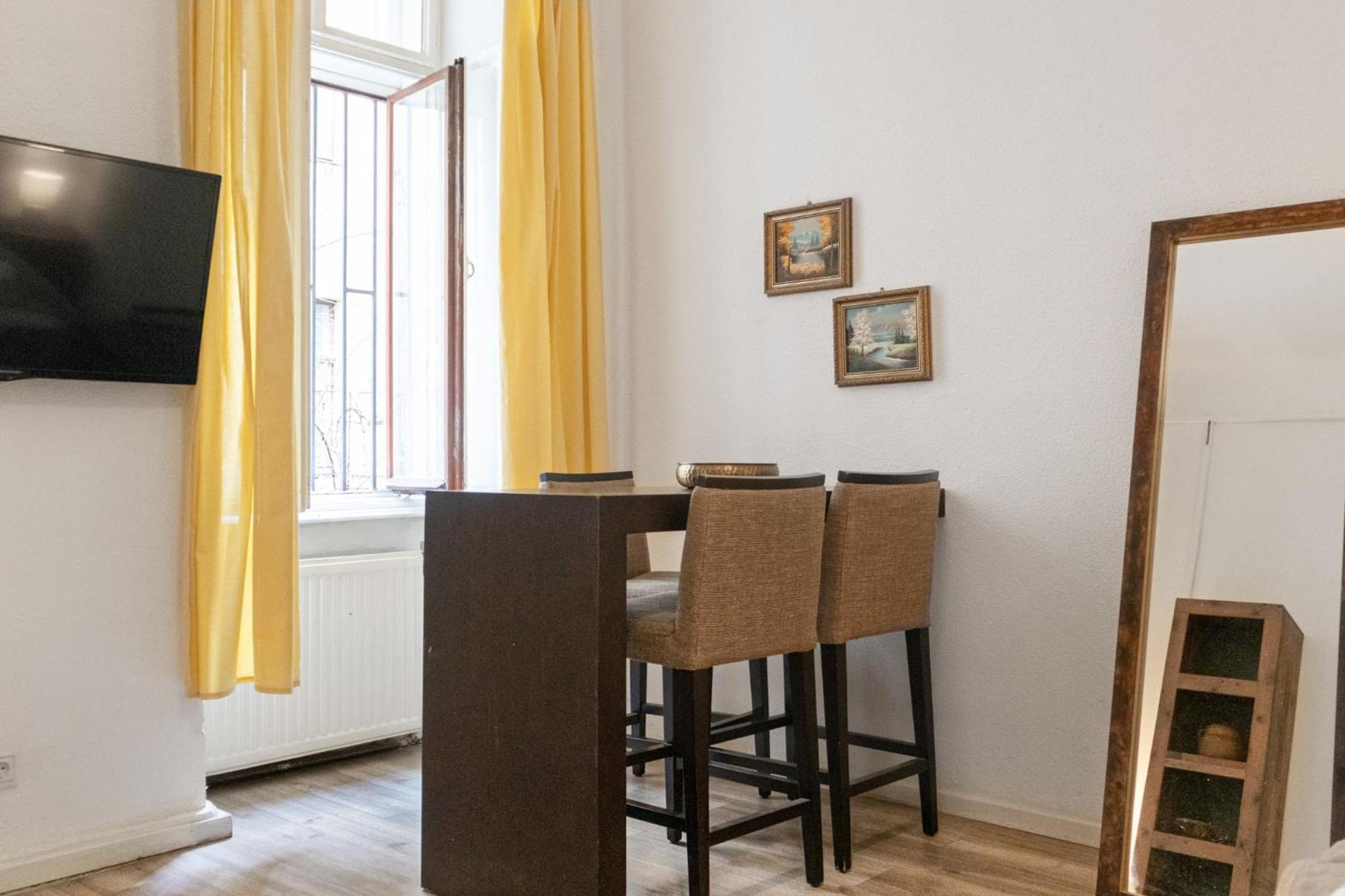 Spacious 1br Apt, Wifi & Tv, With A Great Location